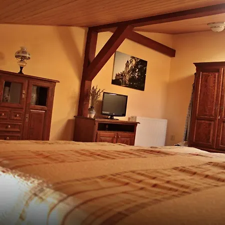 Rothschilduv Dvur Фермерский дом *