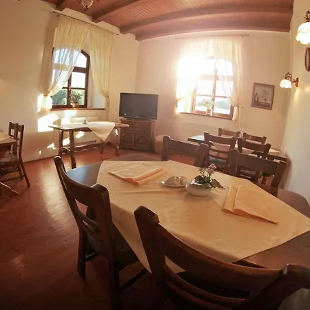 Rothschilduv Dvur Фермерский дом